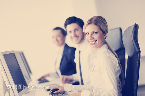 以專(zhuān)業(yè)姿態(tài)聆聽(tīng) 商務(wù)人員在辦公服務(wù)中的耳機(jī)使用與客戶(hù)支持之道